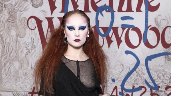 Foto: Chappell Roan dengan Makeup Eksentrik ala Badut di Paris Fashion Week