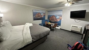 Kamar Hotel Tepi Pantai yang Konon Romantis. Ternyata pemandangannya hanya wallpaper. Foto: Boredpanda