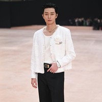 Park Seo Joon membuat penggemar pangling saat menghadiri Chanel Womenswear Fall/Winter 2025-2026 show. Bintang drama Korea Gyeongseong Creature itu memakai busana wanita Chanel berupa tweed jacket dengan aksen bunga berwarna putih. Penampilannya dilengkapi dengan jam tangan serasi, celana hitam, dan sepatu putih. Foto: dok. Getty Images