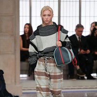 Felix Stray Kids, menjadi satu-satunya artis Korea yang tampil sebagai model di runway Paris Fashion Week 2025. Dikenal dengan gaya androgini, Felix memperagakan koleksi busana wanita Louis Vuitton memakai stripes sweater berwarna monokrom, checkered pants coklat, dan menyandang sachel bag bernuansa biru-oranye. Foto: dok. Getty Images