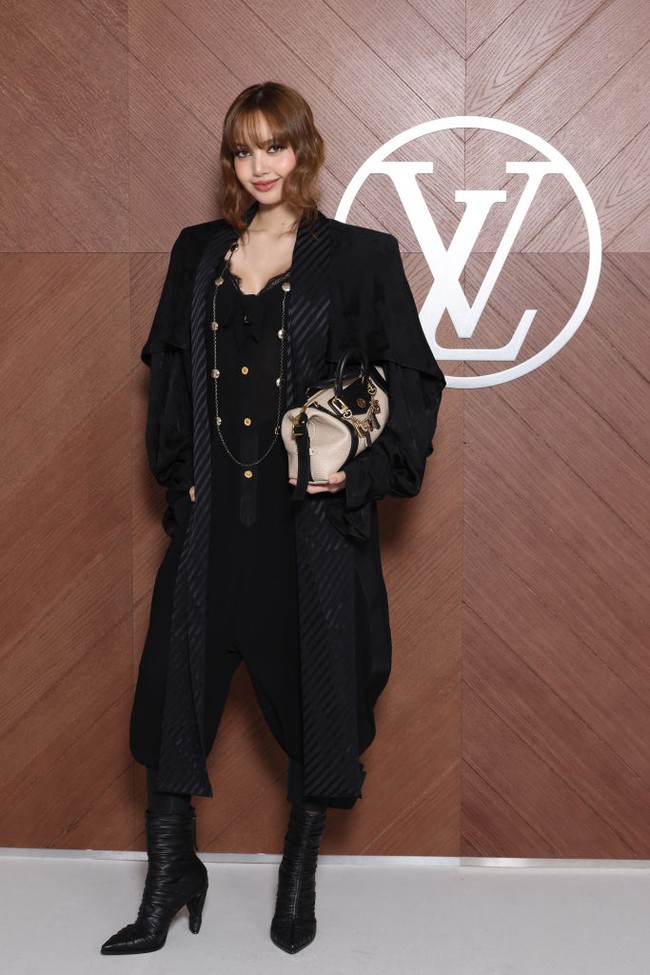 Di hari yang sama, Senin (10/3/2025), Lisa BLACKPINK tampil menawan dalam balutan jumpsuit hitam Louis Vuitton. Penampilannya dilengkapi dengan ankle boots dan LV Biker PM berhias bag charms. Foto: dok. Getty Images