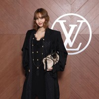 Di hari yang sama, Senin (10/3/2025), Lisa BLACKPINK tampil menawan dalam balutan jumpsuit hitam Louis Vuitton. Penampilannya dilengkapi dengan ankle boots dan LV Biker PM berhias bag charms. Foto: dok. Getty Images
