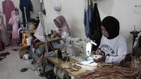 Busana muslim dijual ke berbagai daerah melalui jejaring sosial dengan harga Rp585 ribu hingga Rp4 juta per potong.  