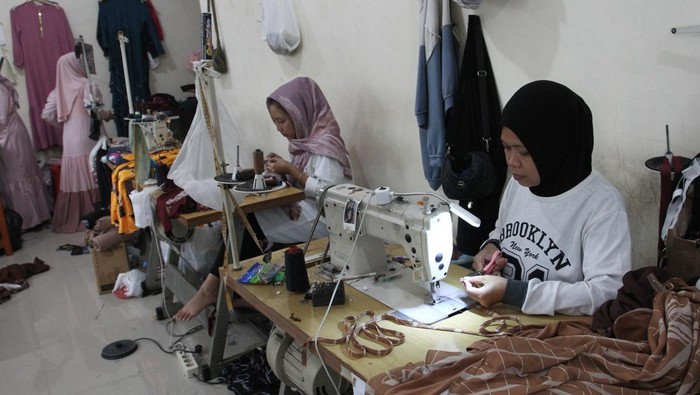 Pekerja merancang desain motif kain saat produksi busana muslim di Malang, Jawa Timur, Jumat (14/3/2025). Pengusaha busana muslim setempat meningkatkan produksi dari 20 potong menjadi 30 potong per hari untuk memenuhi permintaan yang melonjak menjelang Lebaran dan dijual ke berbagai daerah melalui jejaring sosial dengan harga Rp585 ribu hingga Rp4 juta per potong. ANTARA FOTO/Ari Bowo Sucipto/rwa.