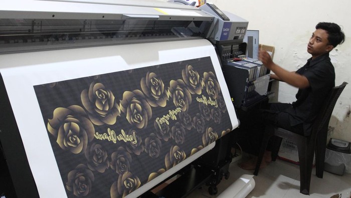Geliat Produksi Busana Muslim Jelang Lebaran di Malang Pekerja merancang desain motif kain saat produksi busana muslim di Malang, Jawa Timur, Jumat (14/3/2025). Pengusaha busana muslim setempat meningkatkan produksi dari 20 potong menjadi 30 potong per hari untuk memenuhi permintaan yang melonjak menjelang Lebaran dan dijual ke berbagai daerah melalui jejaring sosial dengan harga Rp585 ribu hingga Rp4 juta per potong. ANTARA FOTO/Ari Bowo Sucipto/rwa.