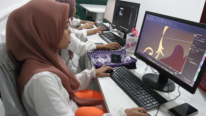 Geliat Produksi Busana Muslim Jelang Lebaran di Malang Pekerja merancang desain motif kain saat produksi busana muslim di Malang, Jawa Timur, Jumat (14/3/2025). Pengusaha busana muslim setempat meningkatkan produksi dari 20 potong menjadi 30 potong per hari untuk memenuhi permintaan yang melonjak menjelang Lebaran dan dijual ke berbagai daerah melalui jejaring sosial dengan harga Rp585 ribu hingga Rp4 juta per potong. ANTARA FOTO/Ari Bowo Sucipto/rwa.