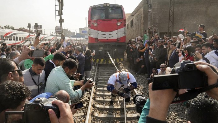 Egyptian wrestler Ashraf Mahrous, better known as Kabonga, pulls a train for nearly 10 meters, 33 feet, at Ramses Station in Cairo, Egypt, as he is watched by Guinness World Record observers, Thursday, March 13, 2025. (AP Photo/Amr Nabil) ID: