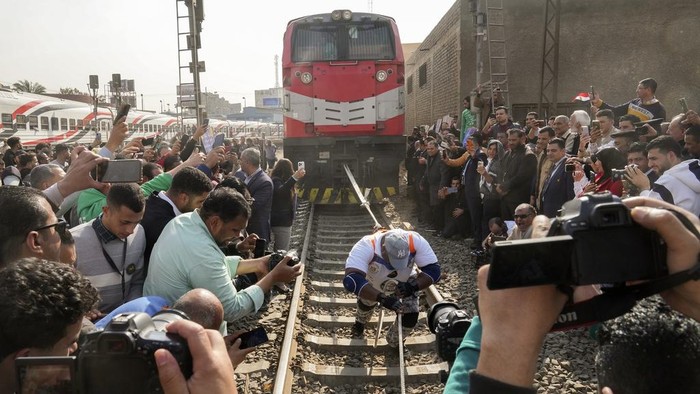 Gokil! Pria di Mesir Pecahkan Rekor Tarik Kereta 279 Ton Egyptian wrestler Ashraf Mahrous, better known as Kabonga, pulls a train for nearly 10 meters, 33 feet, at Ramses Station in Cairo, Egypt, as he is watched by Guinness World Record observers, Thursday, March 13, 2025. (AP Photo/Amr Nabil) ID: