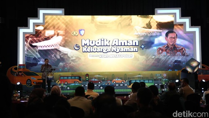Gubernur Jakarta Dukung Korlantas demi mudik Aman Keluarga Nyaman Gubernur Jakarta Pramono Anung menghadiri acara peluncuran program 'Mudik Aman Keluarga Nyaman Bersama Korlantas Polri'. Ini potretnya.