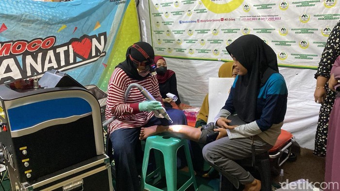 Suasana penghapusan tato gratis di Mualaf Center Semarang, Kecamatan Pedurungan, Kota Semarang, Jumat (14/3/2025).