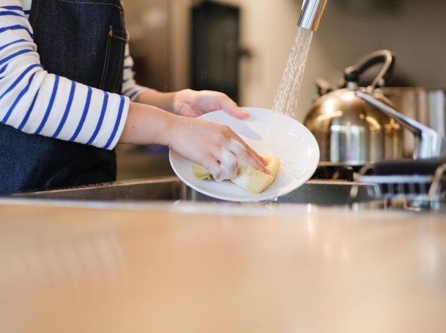 Ilustrasi sabun cuci piring Waitress washing dish in the kitchen of restaurant