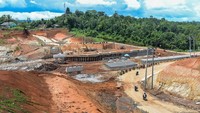 Pekerja menggunakan alat berat menyelesaikan pembangunan jalan tol Serang-Panimbang di Bojong, Pandeglang, Banten, Jumat (14/3/2025).