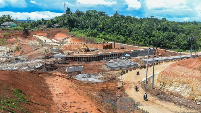 Pekerja menggunakan alat berat menyelesaikan pembangunan jalan tol Serang-Panimbang di Bojong, Pandeglang, Banten, Jumat (14/3/2025). Pemerintah akan melanjutkan proyek strategis nasional (PSN) pembangunan jalan tol Serang-Panimbang sepanjang 83,67 kilometer yang ditargetkan akan rampung pada akhir tahun 2026. ANTARA FOTO/Muhammad Bagus Khoirunas/nym.