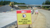 Jalan tol ditargetkan akan rampung pada akhir tahun 2026.   