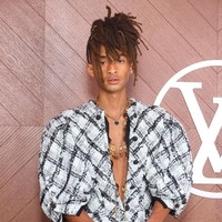 Jaden tampil mengenakan atasan tweed berlengan puff dengan potongan pinggang peplum yang datang dari koleksi womenswear Louis Vuitton Spring 2025. Foto: WireImage/Marc Piasecki