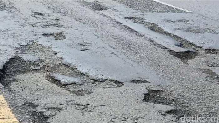 Jalan berlubang di Pantura