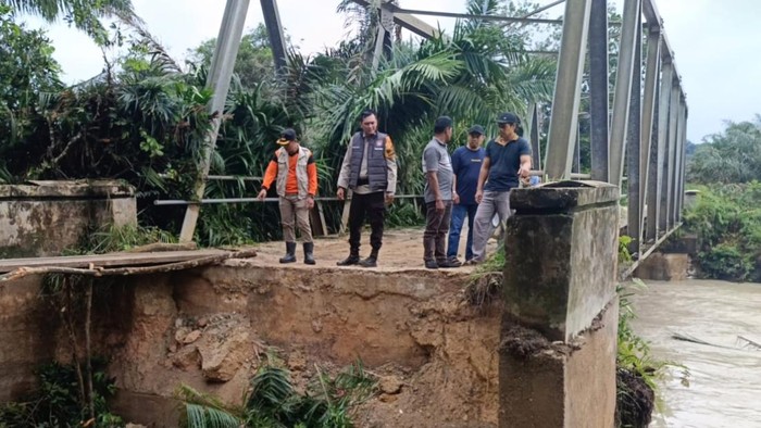 Jalan penghubung antar desa di Singingi Hilir, Kuantan Singingi (Kuansing), Riau putus. (Dok. Istimewa)