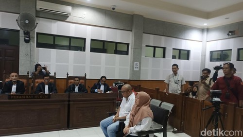 Terdakwa kasus korupsi proyek pembangunan gedung tempat evakuasi sementara (TES) atau Shelter Tsunami di Kabupaten Lombok Utara, Nusa Tenggara Barat, Aprialely Nirmala saat dalam persidangan belum lama ini.