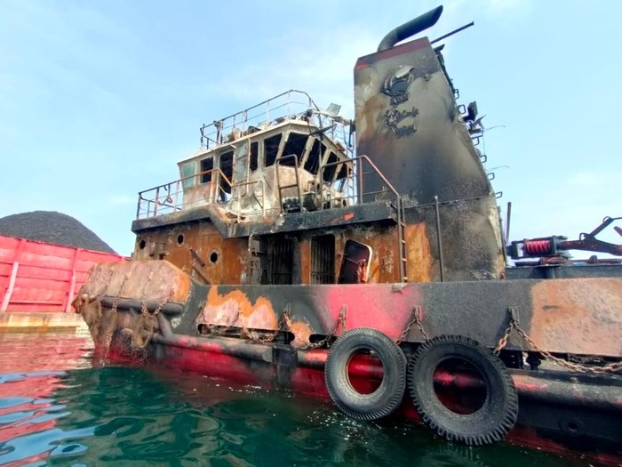 Penampakan kapal tugboat yang meledak dan terbakar di perairan Paciran Lamongan