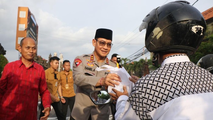 Kapolda Bali, Irjen Daniel Adityajaya, membagikan takjil gratis bersama sejumlah media massa di depan Mapolda Bali, Kamis sore (13/3/2025). (Dok. Polda Bali)