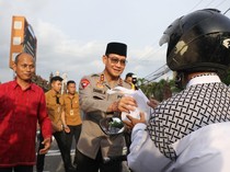 Kapolda-Wakapolda Bali Bagikan Takjil Gratis Bersama Media Massa