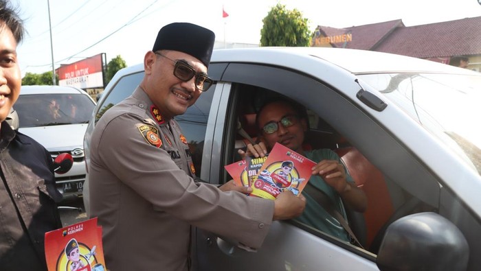 Kapolres Kebumen turun ke jalan sosialisasikan call center 110.