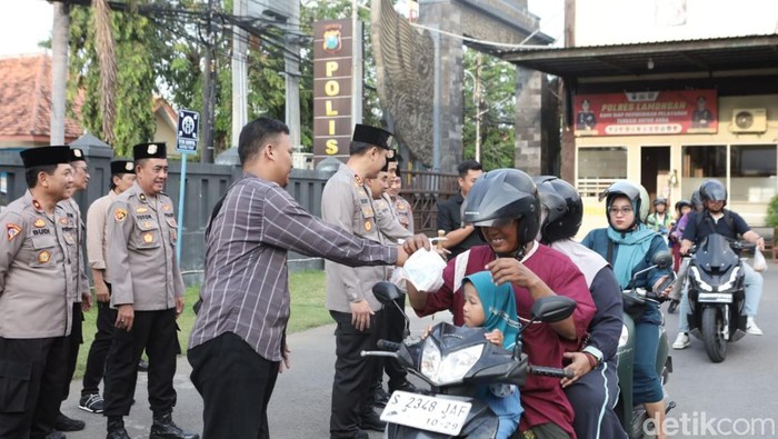 Kapolres Lamongan dan Wartawan Berbagi Takjil serta Buka Puasa Bersama