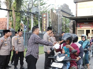 Kapolres Lamongan dan Wartawan Berbagi Takjil hingga Buka Puasa Bersama