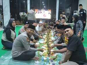 Simbol Kesederhanaan, Wartawan Mojokerto Bukber Nasi Liwet Bareng Kapolres