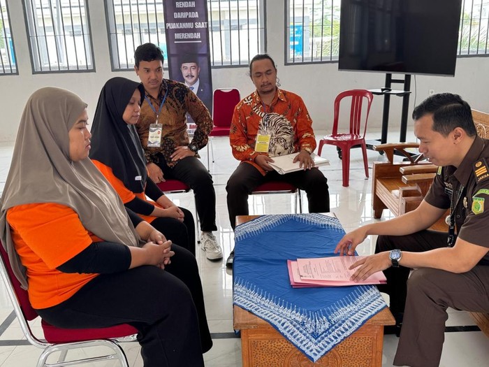 Kejari Boyolali melakukan pelimpahan tahap II kasus dugaan korupsi pengelolaan keuangan BLUD Puskesmas Kemusu. Diunggah Jumat (14/3/2025).