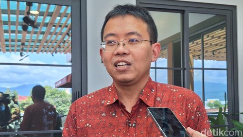 Kepala OJK NTB Rudi Sulistyo di Mataram, Jumat (14/3/2025). (Nathea Citra/detikBali)