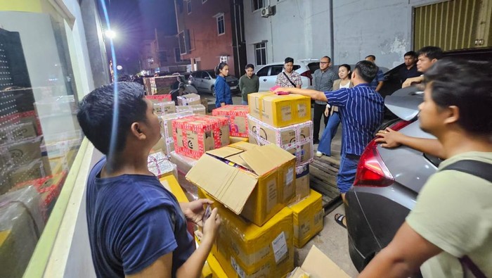 Keterangan Foto :
-Personil Subdit Ditreskrimsus Polda Kepri menggagalkan upaya penyeludupan rokok dari Batam ke Singapura. (Dok Ditreskrimsus Polda Kepri)