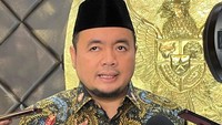 Ketua KPU Mochammad Afifuddin Buka suara usai dilaporkan ke KPK. Ia menjelaskan alasan penggunaan private jet karena untuk mempercepat proses pendistribusian logistik Pemilu di tengah waktu yang mepet. Foto: (Ketua KPU Mochammad Afifuddin (Maulani Mulianingsih/detikcom))