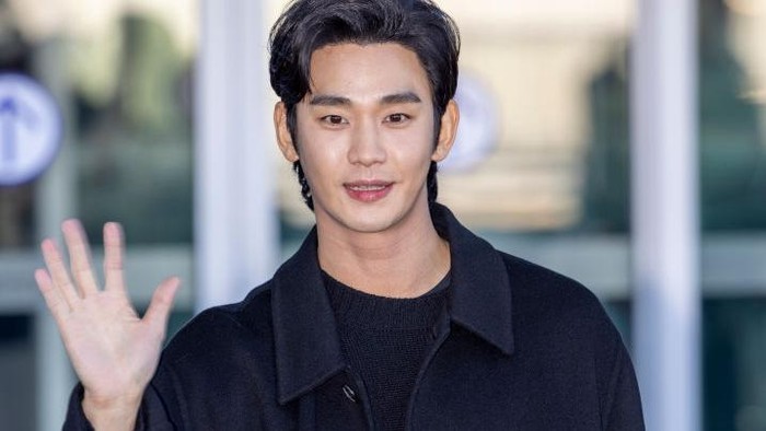 INCHEON, SOUTH KOREA - JANUARY 17: Kim Soo-hyun is seen leaving Incheon International Airport for attending ‘PRADA FW25 UOMO FASHION SHOW’ in Milan on January 17, 2025 in Incheon, South Korea. (Photo by The Chosunilbo JNS/Imazins via Getty Images)