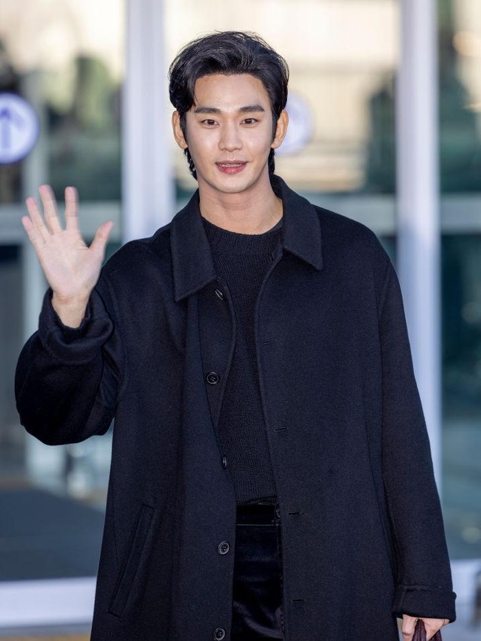 INCHEON, SOUTH KOREA - JANUARY 17: Kim Soo-hyun is seen leaving Incheon International Airport for attending ‘PRADA FW25 UOMO FASHION SHOW’ in Milan on January 17, 2025 in Incheon, South Korea. (Photo by The Chosunilbo JNS/Imazins via Getty Images)