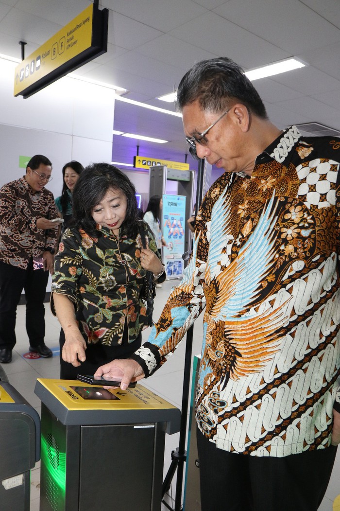 Kini naik MRT Jakarta bisa menggunakan QRIS Tap. Sebab QRIS Tap telah resmi diluncurkan dan Bank Mega menjadi salah satu penyedia layanan keuangan tersebut.