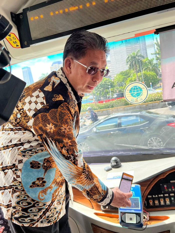 Kini naik MRT Jakarta bisa menggunakan QRIS Tap. Sebab QRIS Tap telah resmi diluncurkan dan Bank Mega menjadi salah satu penyedia layanan keuangan tersebut.
