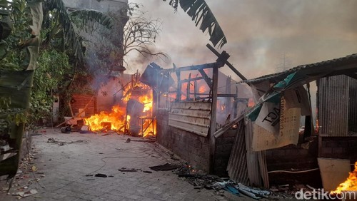 Kondisi komplek kos di Jalan Taman Ayodia nomor 1, Kelurahan Tanjung Benoa, Kecamatan Kuta Selatan, Badung, Bali, pasca kebakaran, Jumat (14/3/2025).