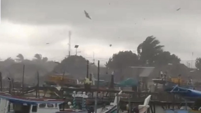 Kondisi rumah warga di saat dilanda puting beliung.