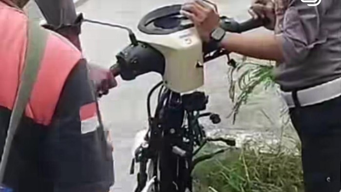 Kondisi sepeda motor yang tercebur di selokan dekat jembatan Durungan, Wates, Kulon Progo, Jumat (14/3/2025).
