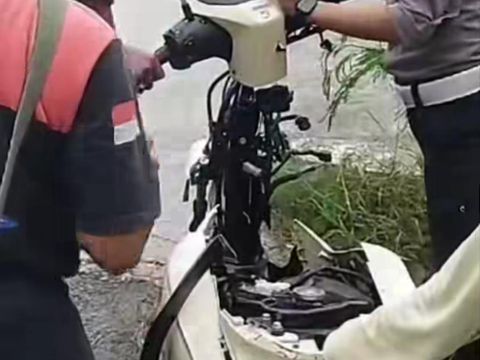 Kondisi sepeda motor yang tercebur di selokan dekat jembatan Durungan, Wates, Kulon Progo, Jumat (14/3/2025).