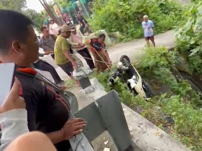 Kondisi sepeda motor yang tercebur di selokan dekat jembatan Durungan, Wates, Kulon Progo, Jumat (14/3/2025).