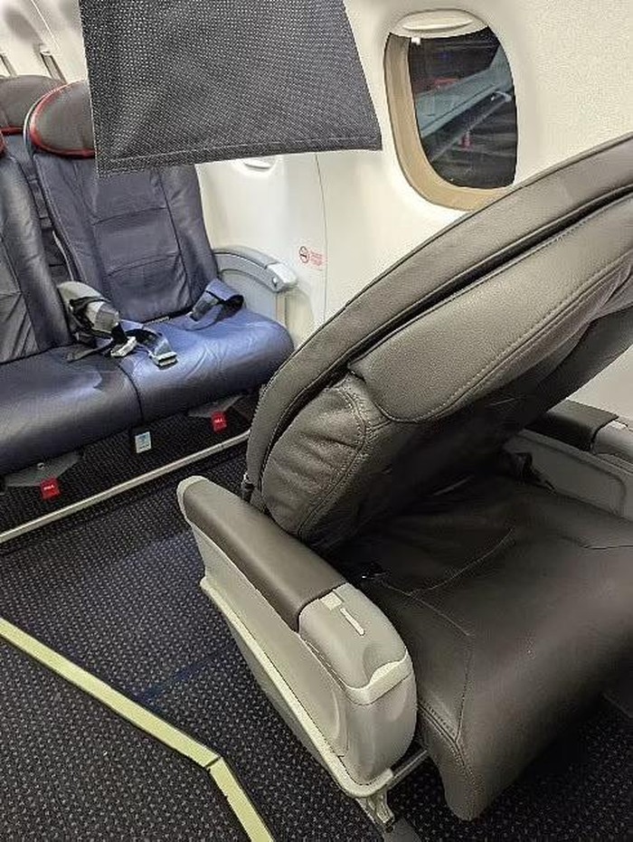 Kursi pesawat American Airlines rusak ditendang penumpang kesurupan
