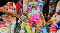 Pedagang parsel menggelar dagangannya di kawasan Jalan Barito, Kebayoran Baru, Jakarta Selatan, Jumat (14/3/2025).