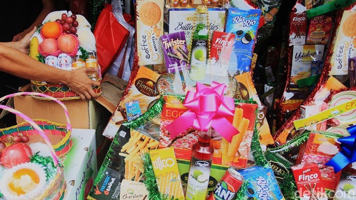 Pedagang membuat parsel lebaran yang dijual di Jalan Barito, Kebayoran Baru, Jakarta Selatan, Jumat (14/3/2025).  Bingkisan lebaran tersebut dijual mulai dari Rp 100.000 hingga Rp 1.500.000 tergantung isi paket dan model parcel. Sejumlah instansi pemerintah seperti Dirjen Pajak (DJP) sudah mengeluarkan himbauan untuk tidak menerima parsel lebaran atau hamper bagi seluruh pegawainya.