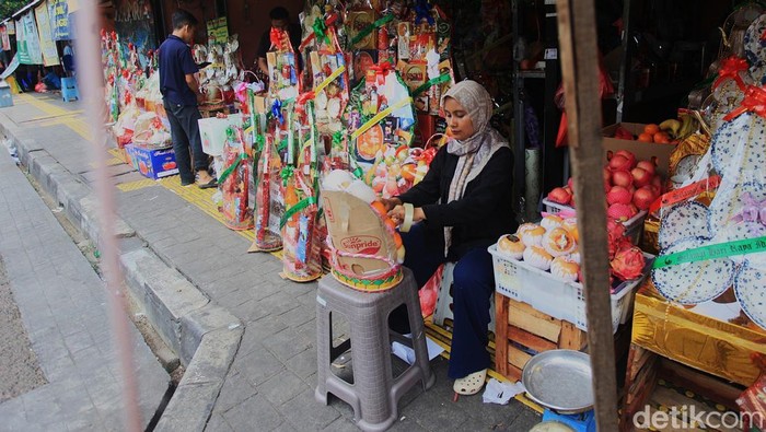 Larangan Menerima Parsel Lebaran untuk ASN Pedagang membuat parsel lebaran yang dijual di Jalan Barito, Kebayoran Baru, Jakarta Selatan, Jumat (14/3/2025). Bingkisan lebaran tersebut dijual mulai dari Rp 100.000 hingga Rp 1.500.000 tergantung isi paket dan model parcel. Sejumlah instansi pemerintah seperti Dirjen Pajak (DJP) sudah mengeluarkan himbauan untuk tidak menerima parsel lebaran atau hamper bagi seluruh pegawainya.