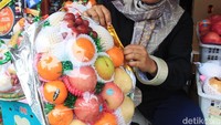 Parsel lebaran itu diburu masyarakat untuk dikirimkan kepada kolega maupun sanak keluarga.
