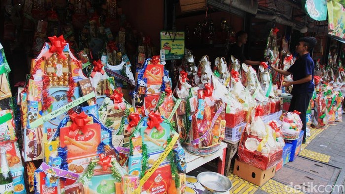 Pedagang membuat parsel lebaran yang dijual di Jalan Barito, Kebayoran Baru, Jakarta Selatan, Jumat (14/3/2025).  Bingkisan lebaran tersebut dijual mulai dari Rp 100.000 hingga Rp 1.500.000 tergantung isi paket dan model parcel. Sejumlah instansi pemerintah seperti Dirjen Pajak (DJP) sudah mengeluarkan himbauan untuk tidak menerima parsel lebaran atau hamper bagi seluruh pegawainya.