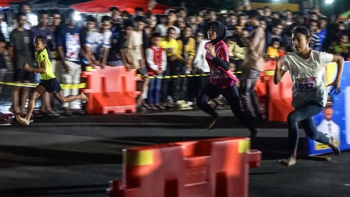 Peserta memacu kecepatan saat lomba lari bertajuk Mendadak Lari Ramadhan Cup 2 di Balikpapan, Kalimantan Timur, Kamis (13/3/2025). Kegiatan tersebut diikuti ratusan peserta sebagai upaya untuk mengurangi maraknya balap liar yang meresahkan warga, sekaligus sebagai pembinaan penyaluran bakat secara positif dan sportif. ANTARA FOTO/Aditya Nugroho/mrh/nym.