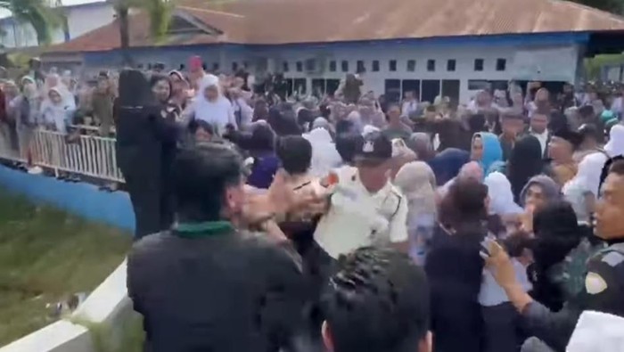 Demo massa Himpunan Mahasiswa Islam (HMI) di depan Kampus Stikes Bina Bangsa (BB) di Kabupaten Majene, Sulawesi Barat (Sulbar) berakhir ricuh.